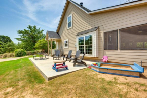 half Mi to Lake Texoma Home with Fire Pit and Grill!
